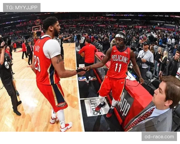 霍勒迪挡拆高效砍分,拉开与伦纳德关键时刻差距 霍勒迪挡拆高效砍分,拉开与伦纳德关键时刻差距